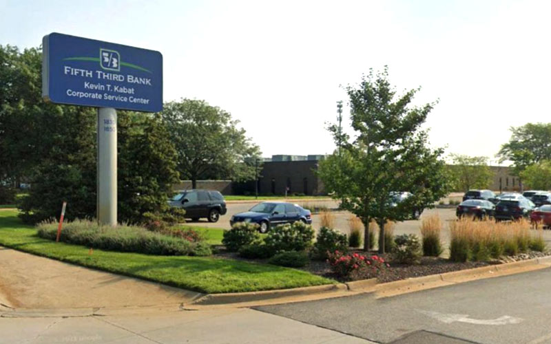 Photo of Frontline Facility Partners tended landscaping with flowers and hedges for Fifth Third Bank